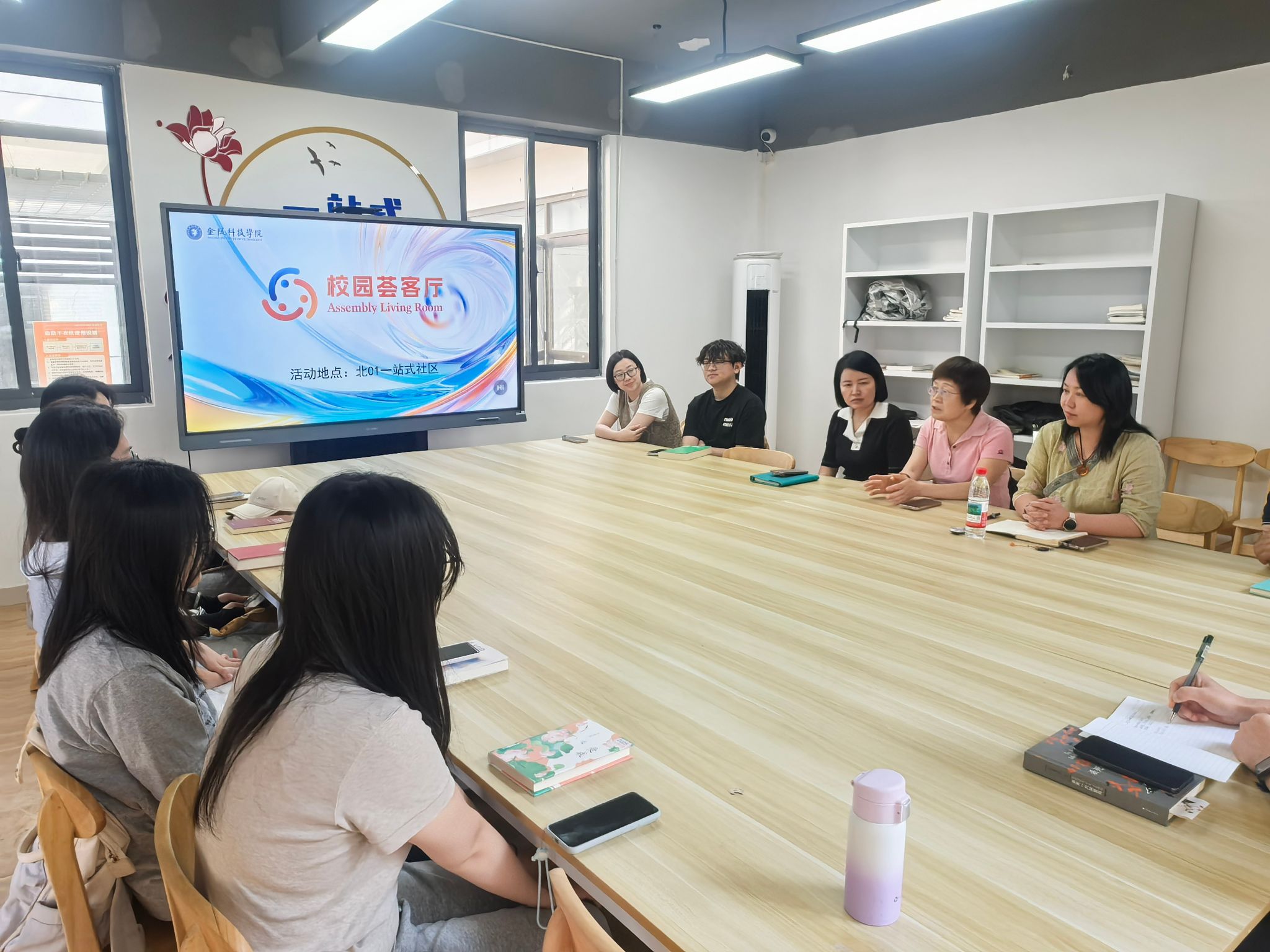 老中青三代共话经典——外国语学院举办读书分享会
